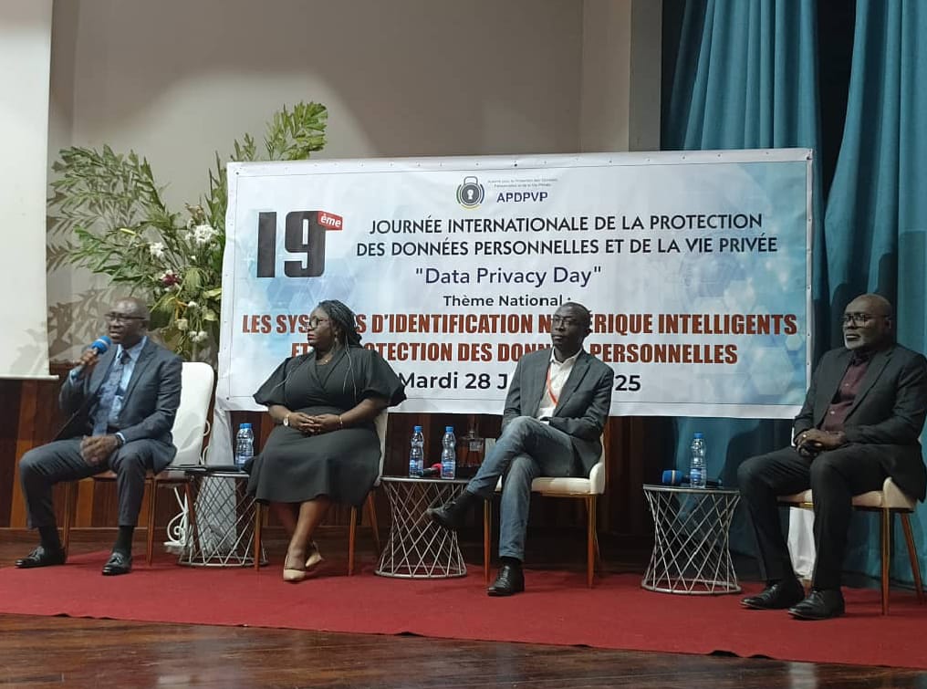Les panelistes, répondant aux questions du modérateur et du public.